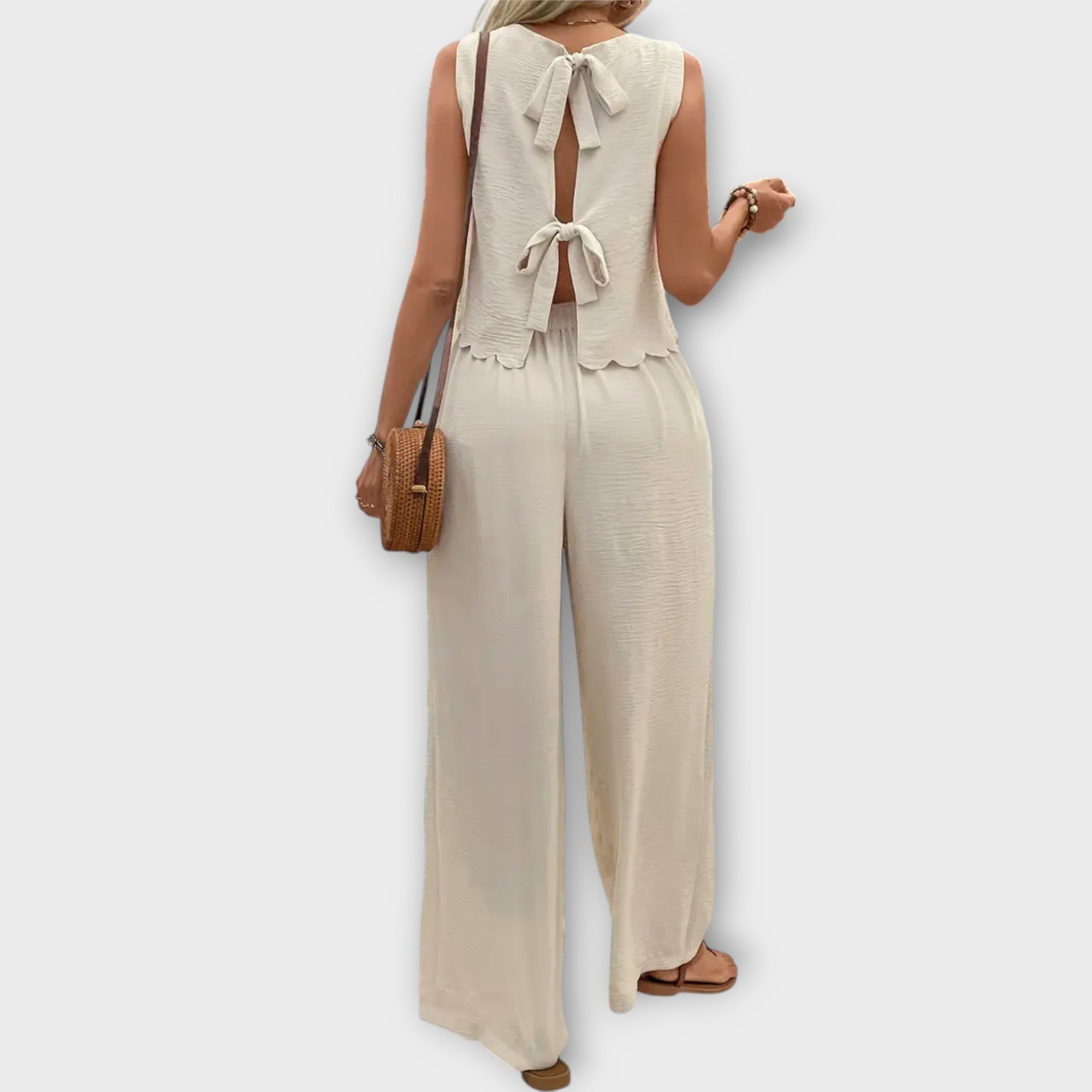 Valeria - Chaleco con borde de pétalos y pantalón largo
