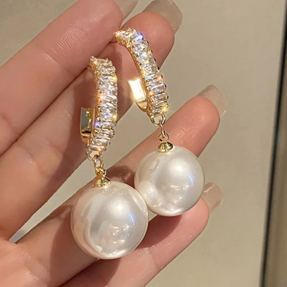 Elegantes pendientes con perlas y circonitas
