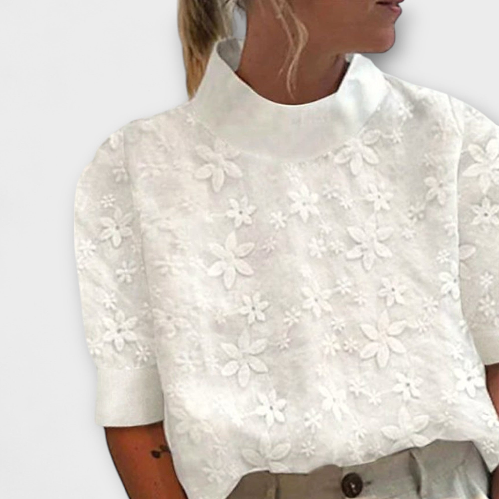 Blusa con cuello alto sencillo bordado