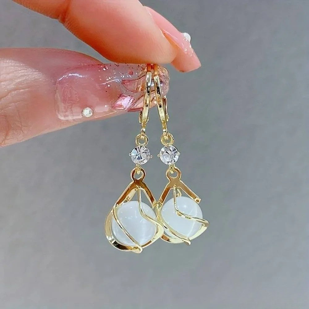 Pendientes de gota de ópalo blanco antiguo en oro