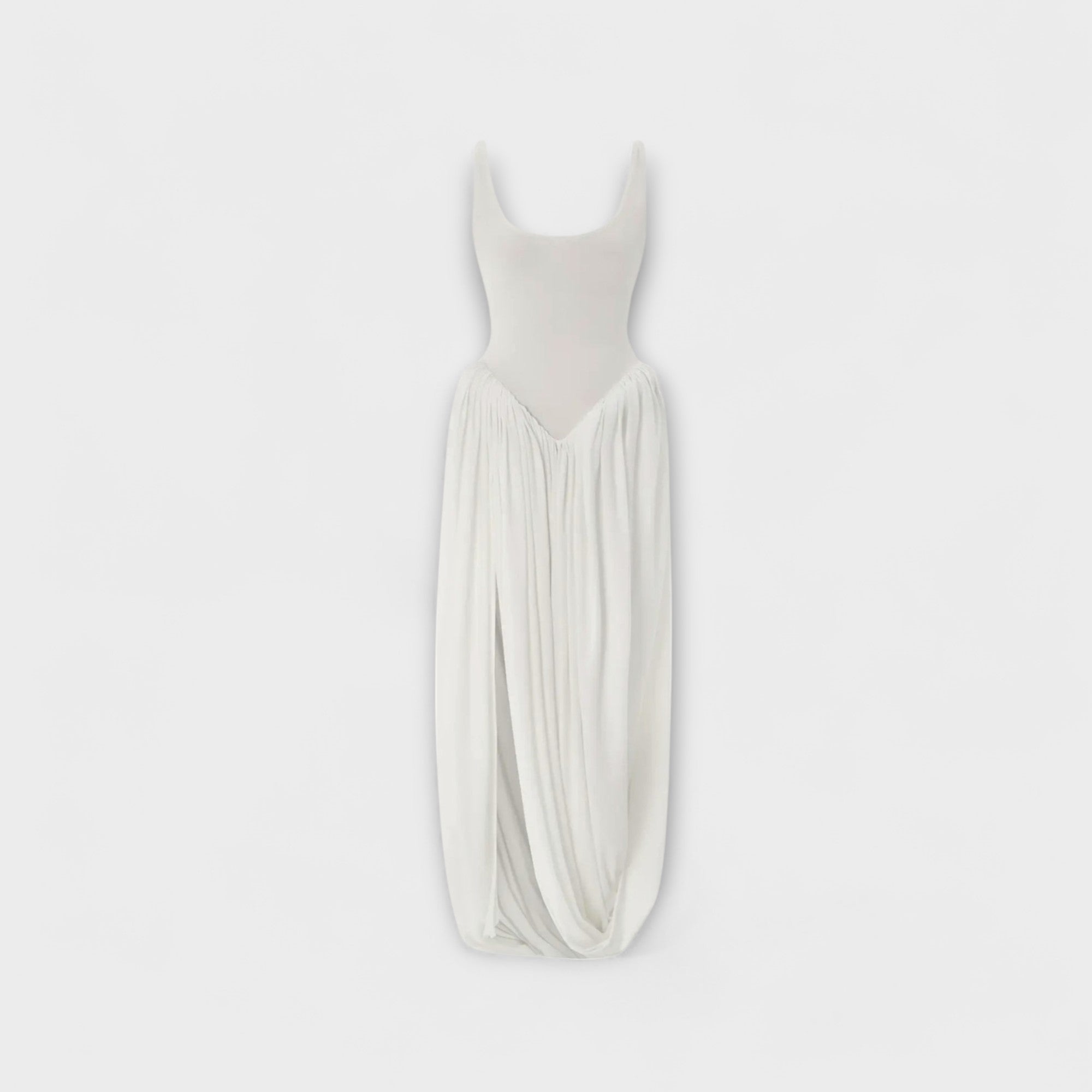 Vestido maxi drapeado con falda escultural y abertura lateral