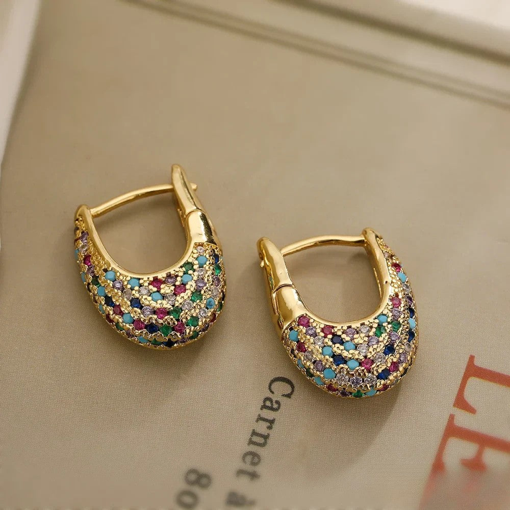 Pendientes coloridos en diseño de incrustación