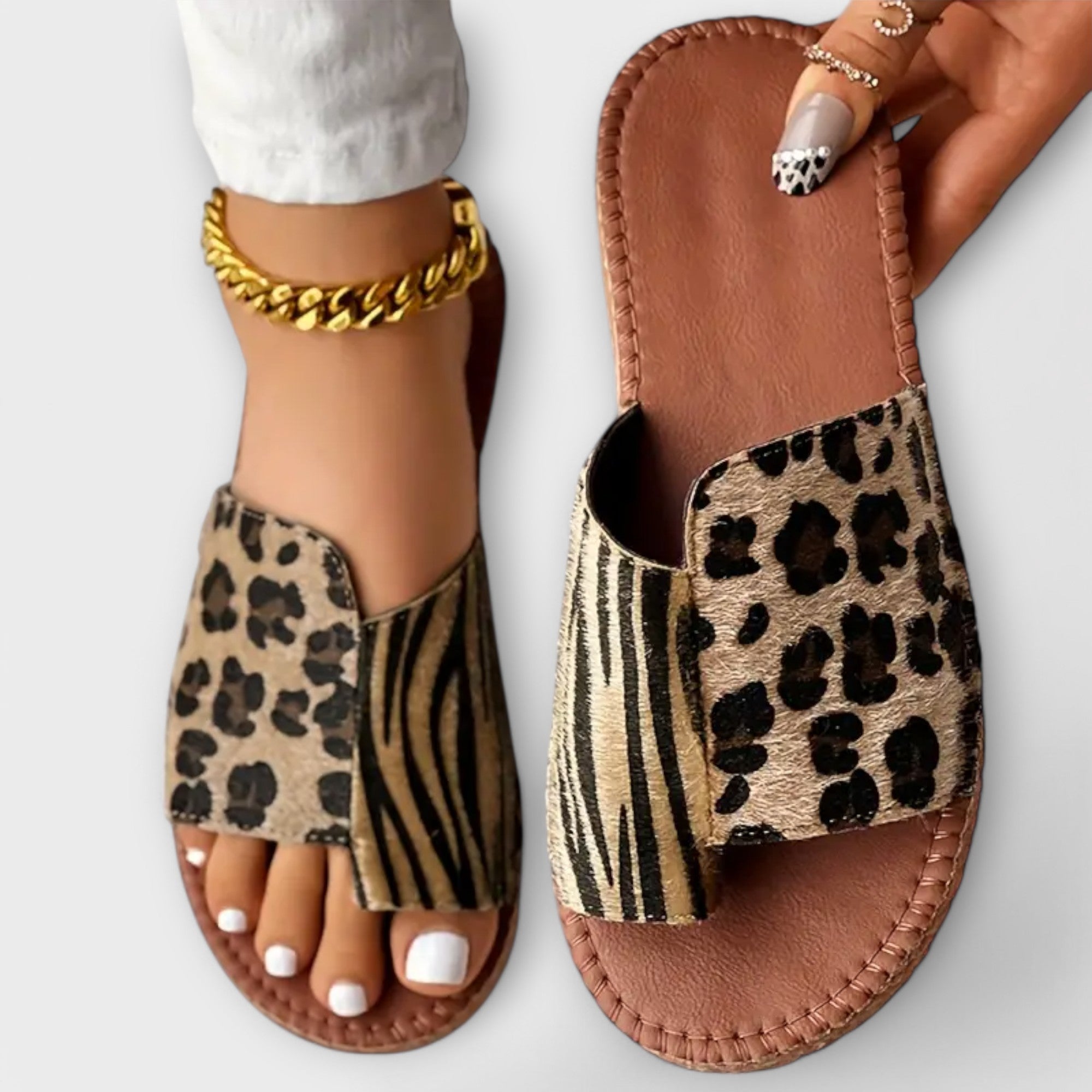 Elegantes pantuflas bicolor con estampado de leopardo