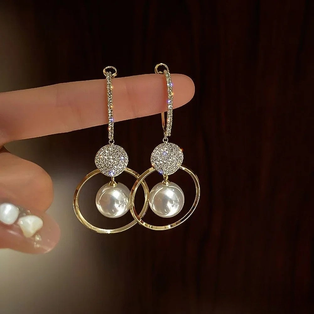 Elegantes aretes con perlas cultivadas y brillantes circones
