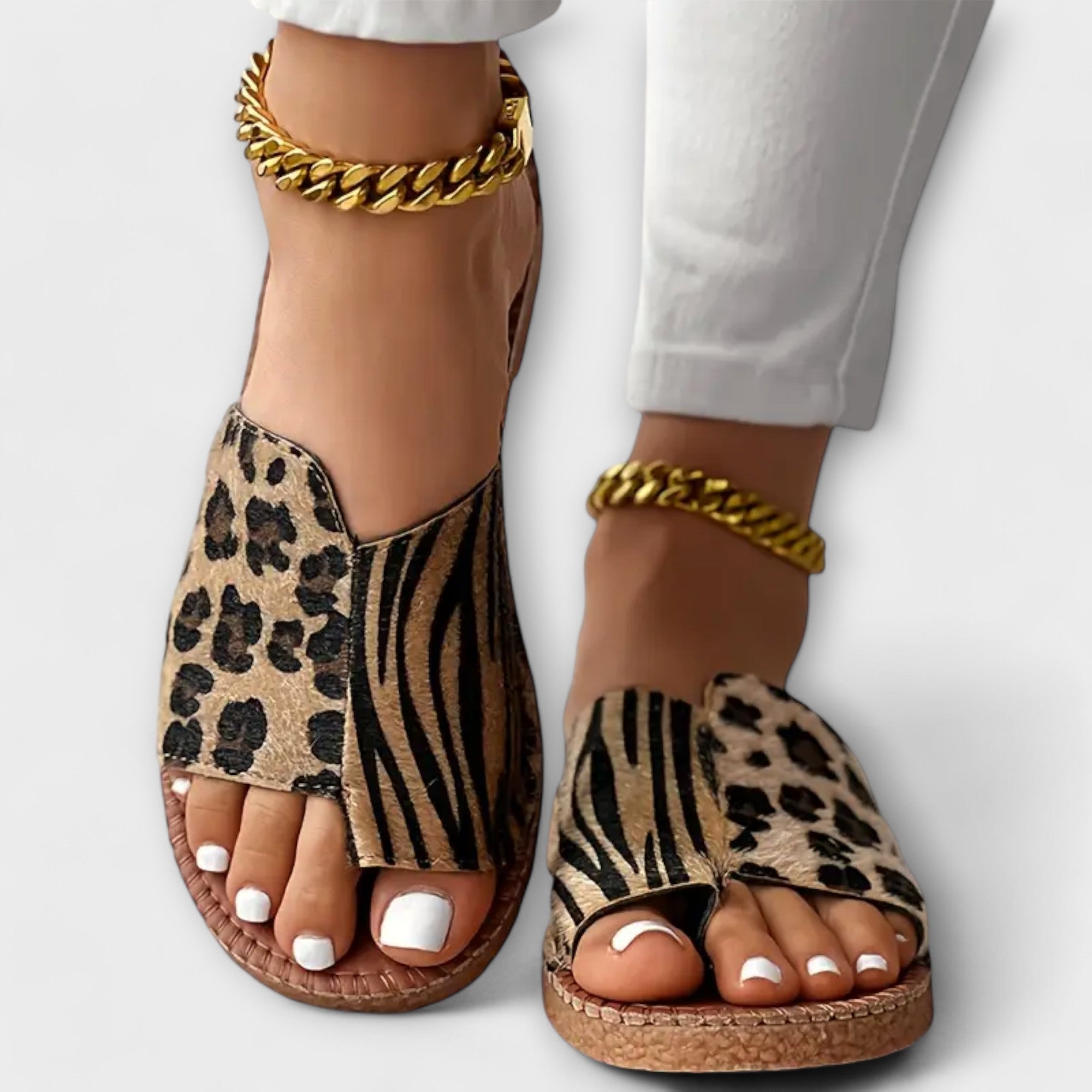Elegantes pantuflas bicolor con estampado de leopardo