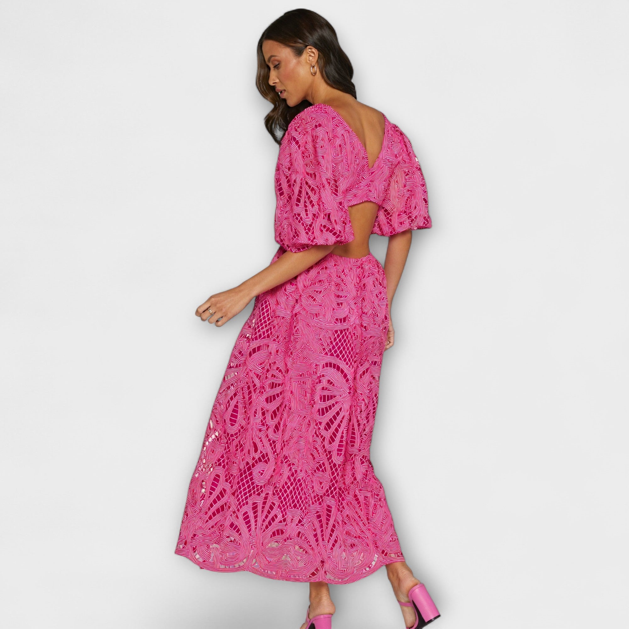 Elegante vestido con delicados detalles