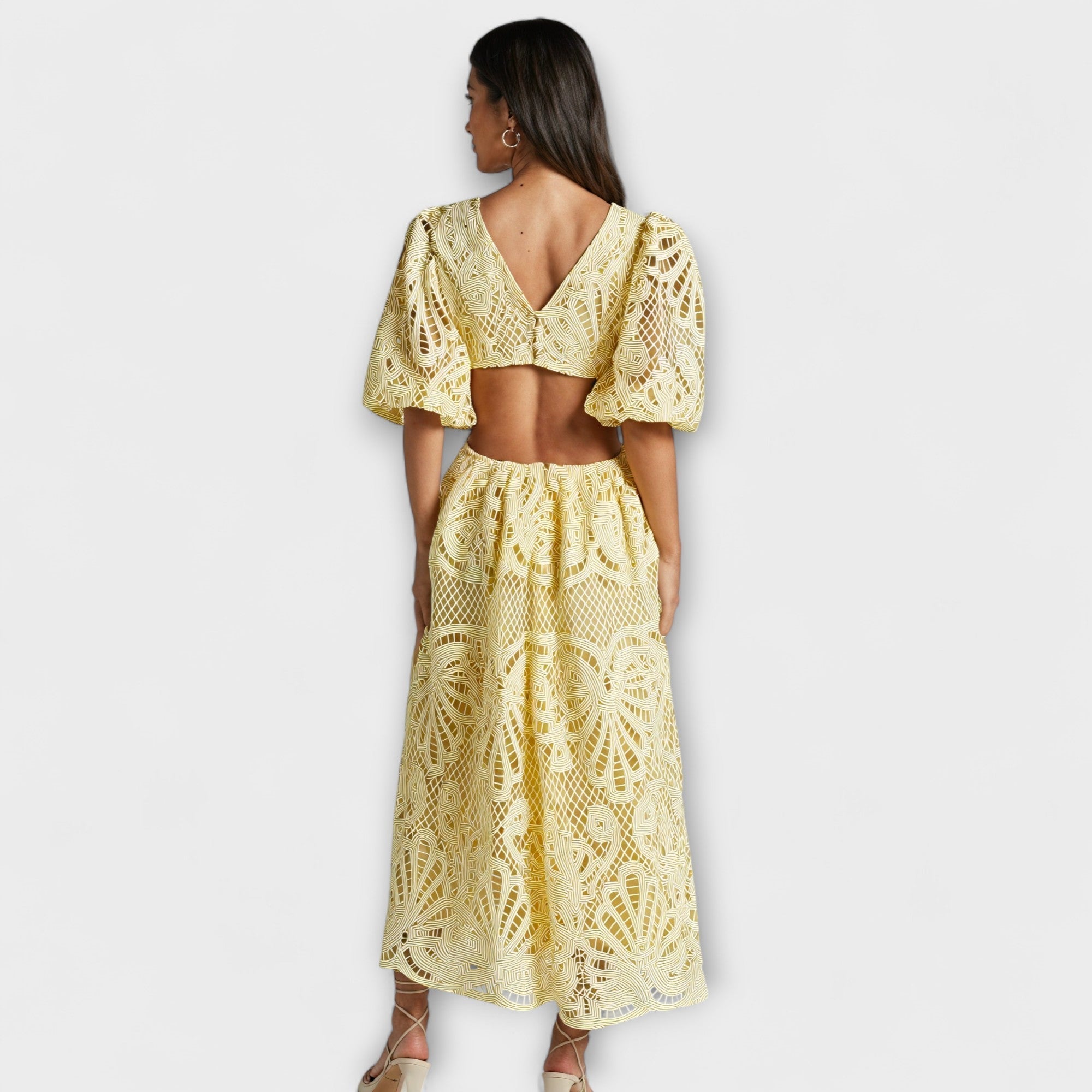 Elegante vestido con delicados detalles