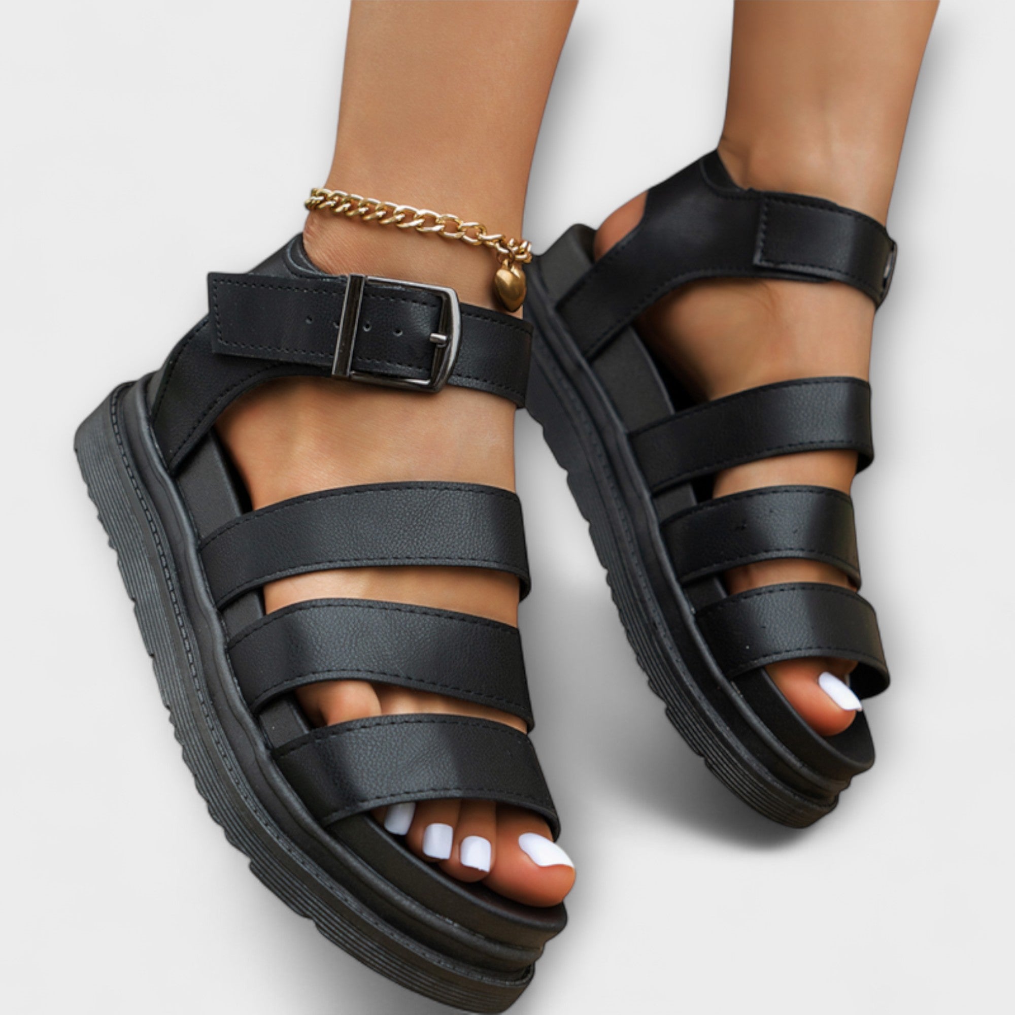 Renee – Sandalias con múltiples correas y hebilla