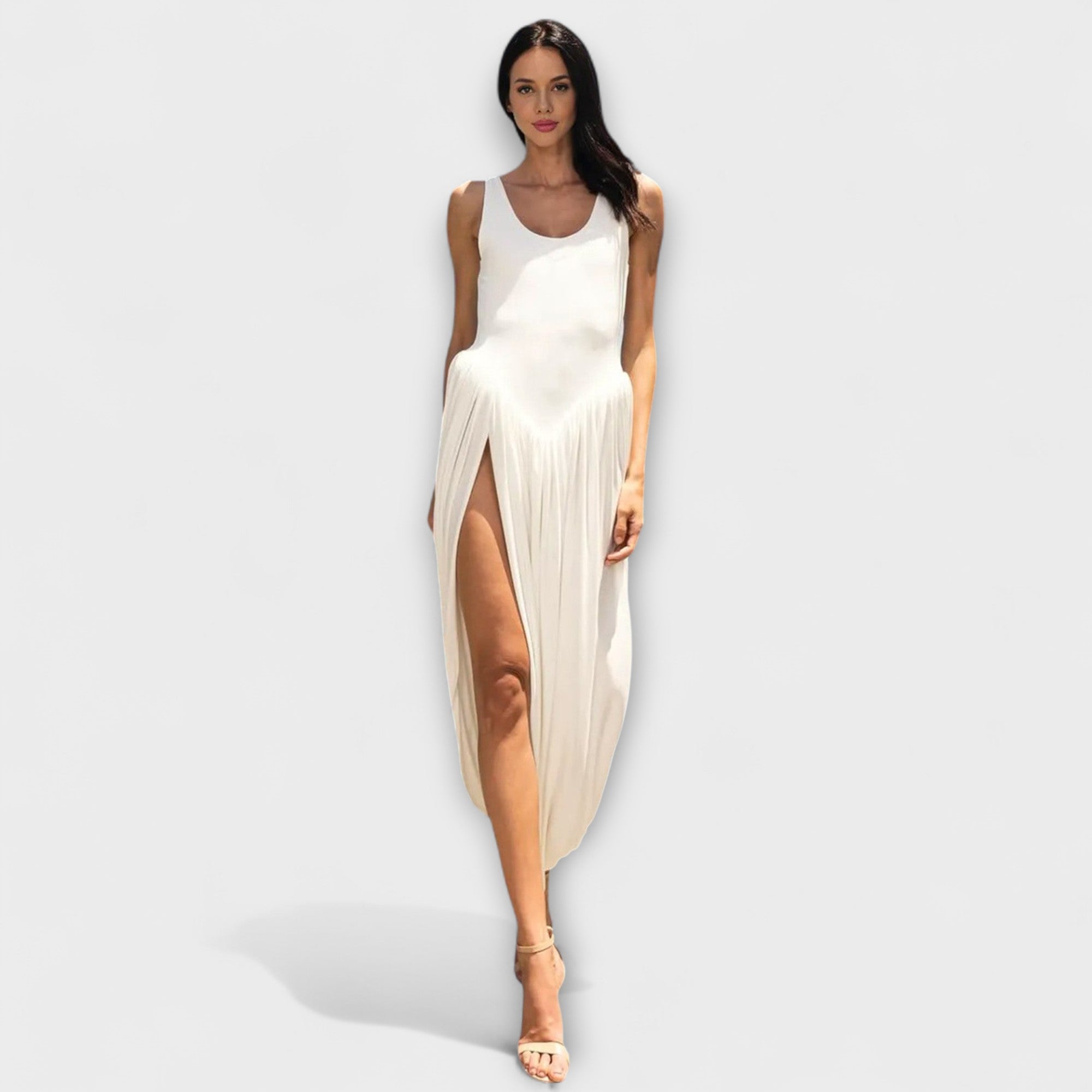 Vestido maxi drapeado con falda escultural y abertura lateral