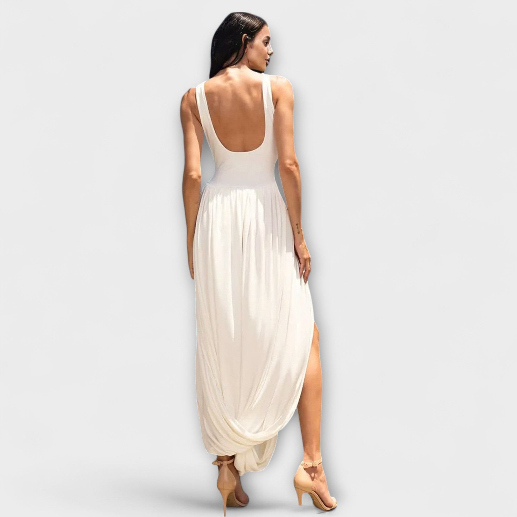 Vestido maxi drapeado con falda escultural y abertura lateral