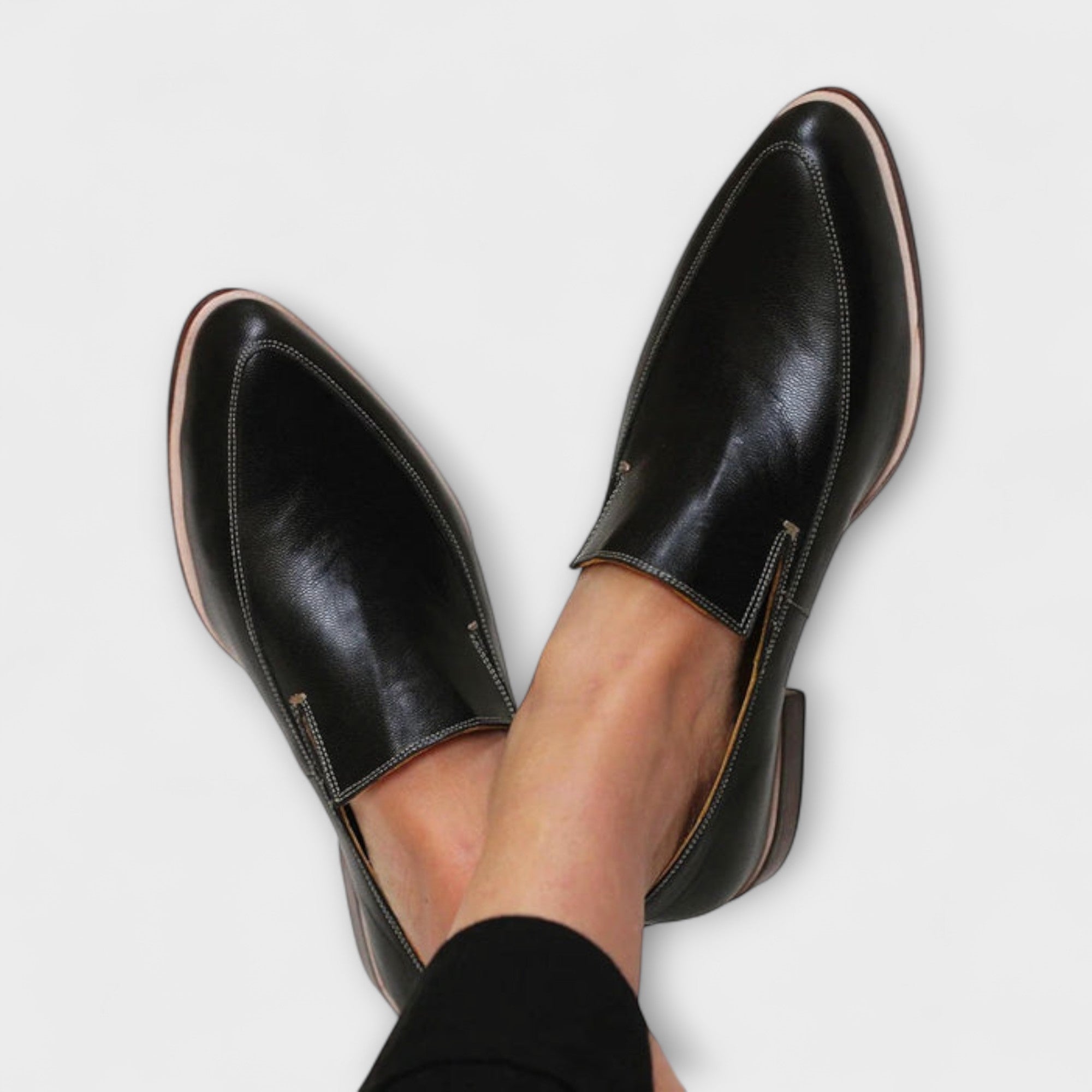 Junia – Mocasines Negros con Punta Afila