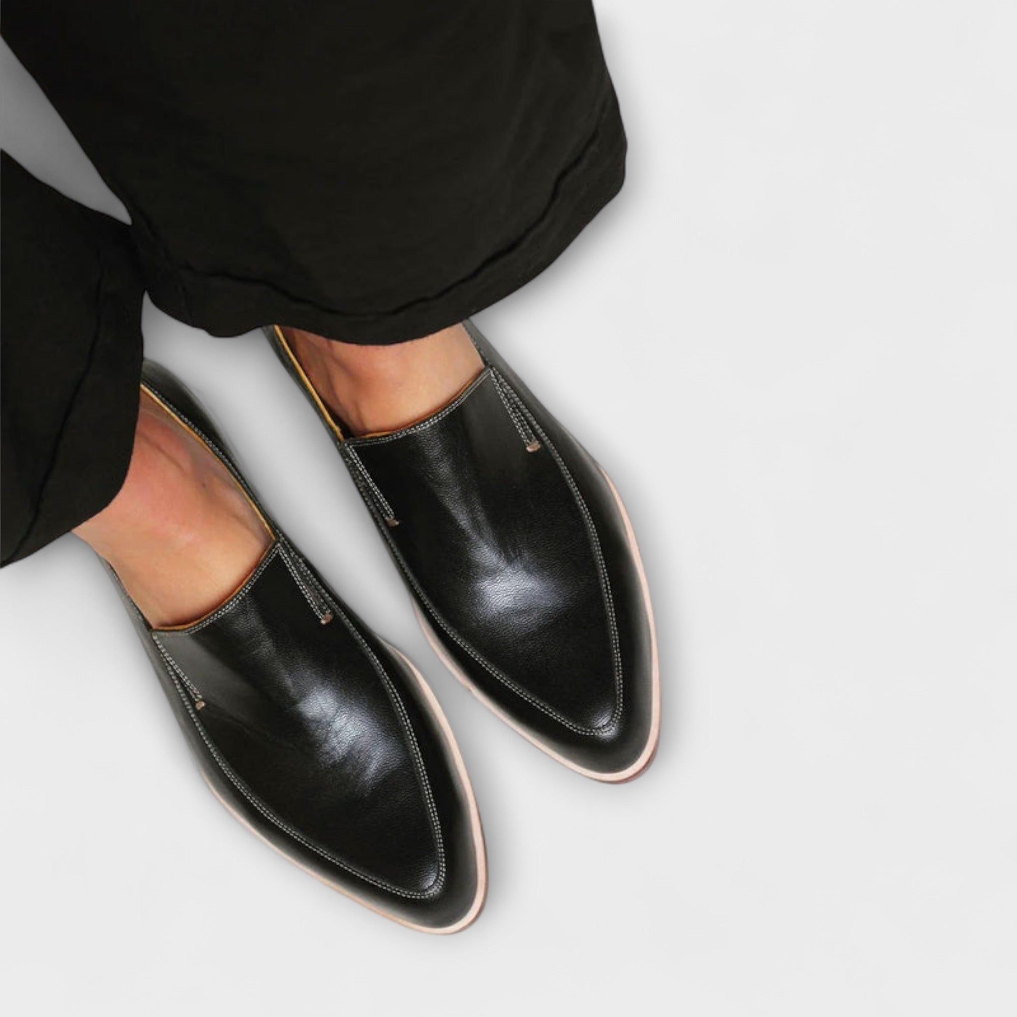 Junia – Mocasines Negros con Punta Afila
