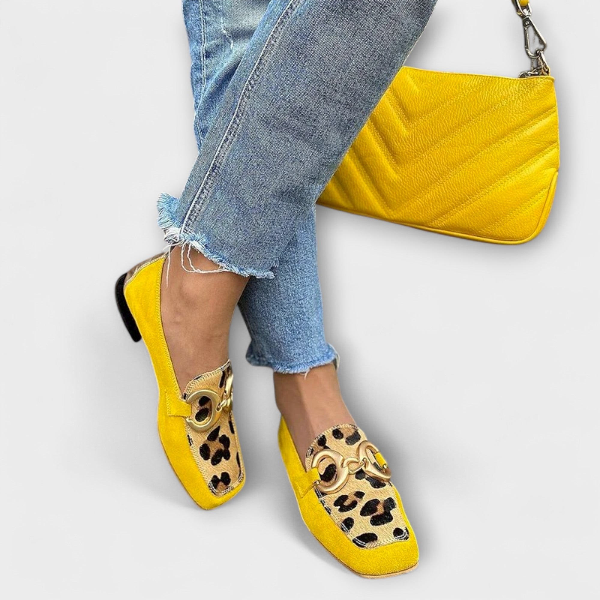 Calista – Estampado de Leopardo y Detalles Metálicos