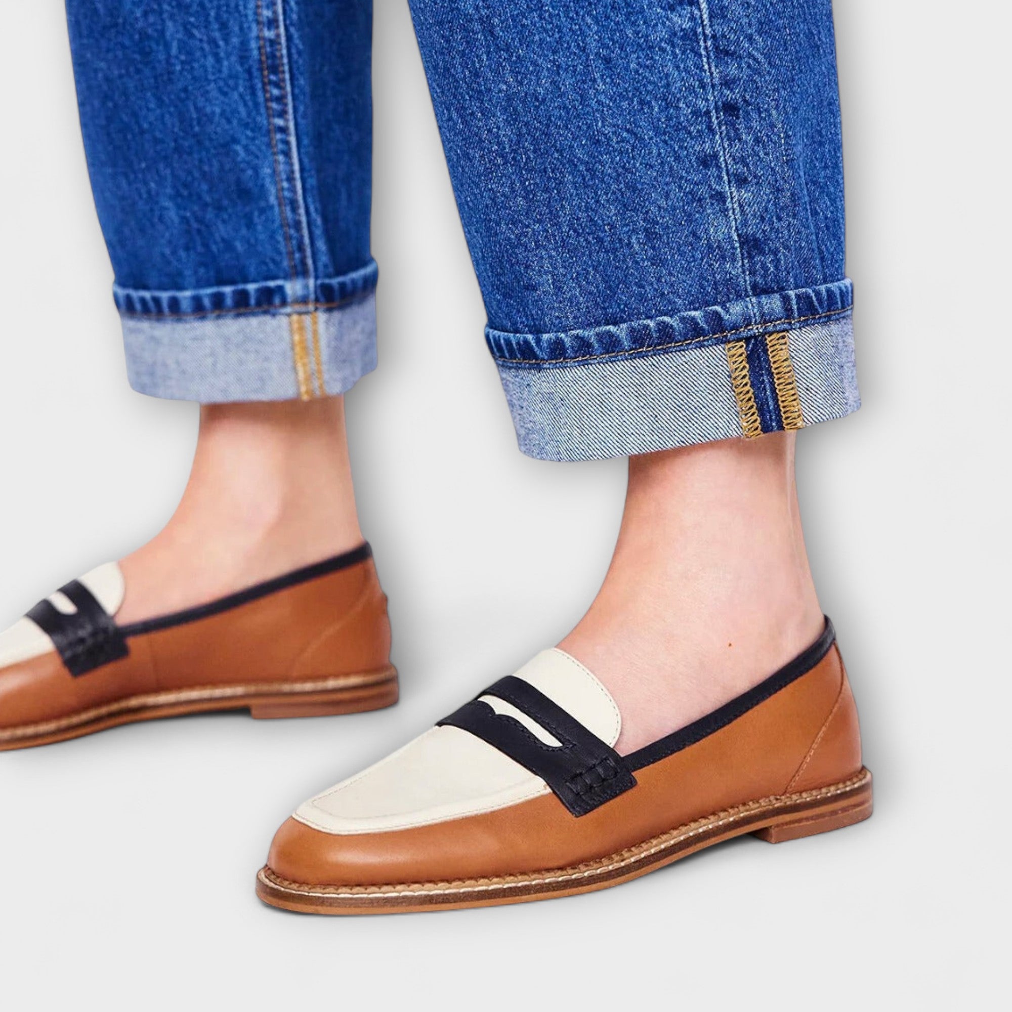 Oceane – Mocasín Marrón con Punta Redonda y Diseño de Bloques de Color