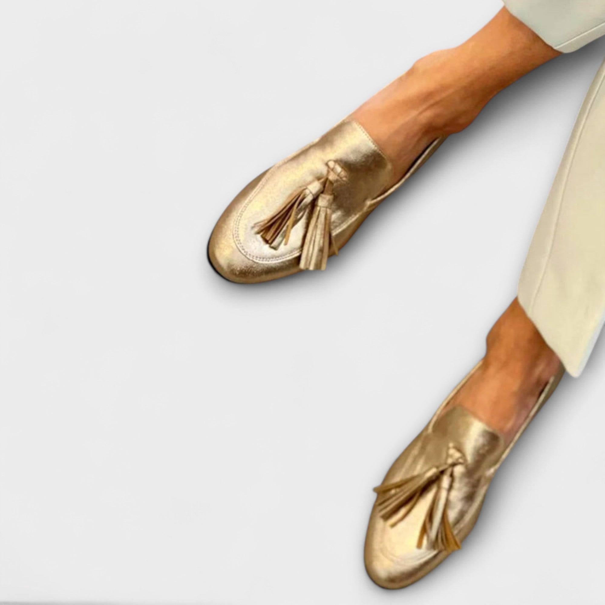 Delphine – Borlas Metálicas Brillantes y Costura Decorativa